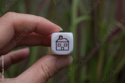 Dom symbol na kostce w dłoni