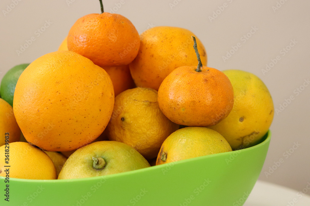 A beautiful fruit basket containing: Oranges, Tahiti lemon, Sicilian lemon and bergamot. A beautiful fruit basket containing: Oranges, Tahiti lemon, Sicilian lemon and bergamot.