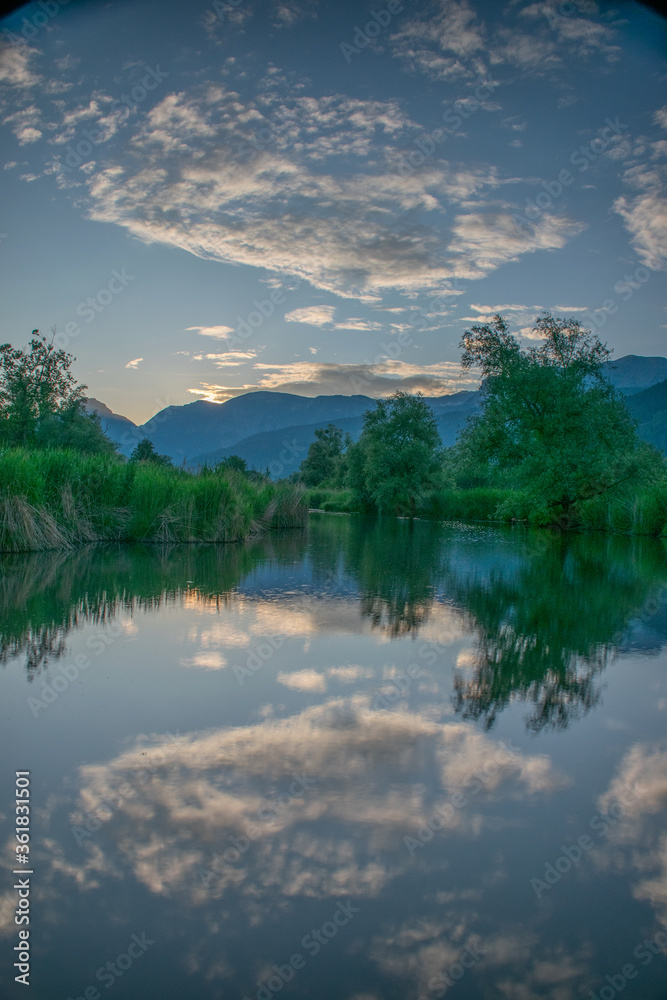 Ein Teich in der Nachmittagssonne