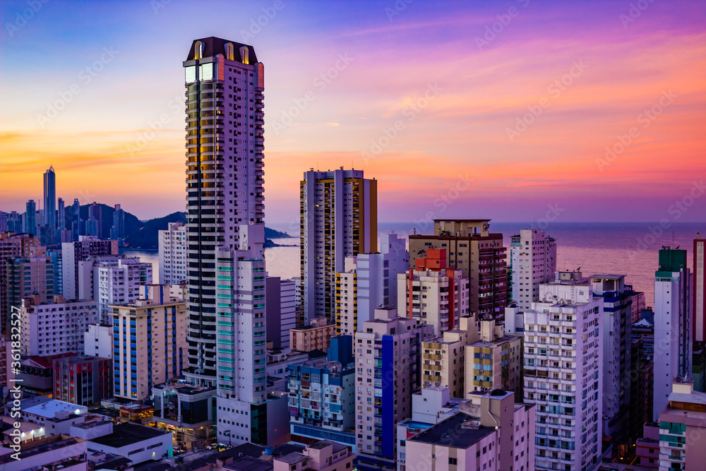Obraz premium city at sunset