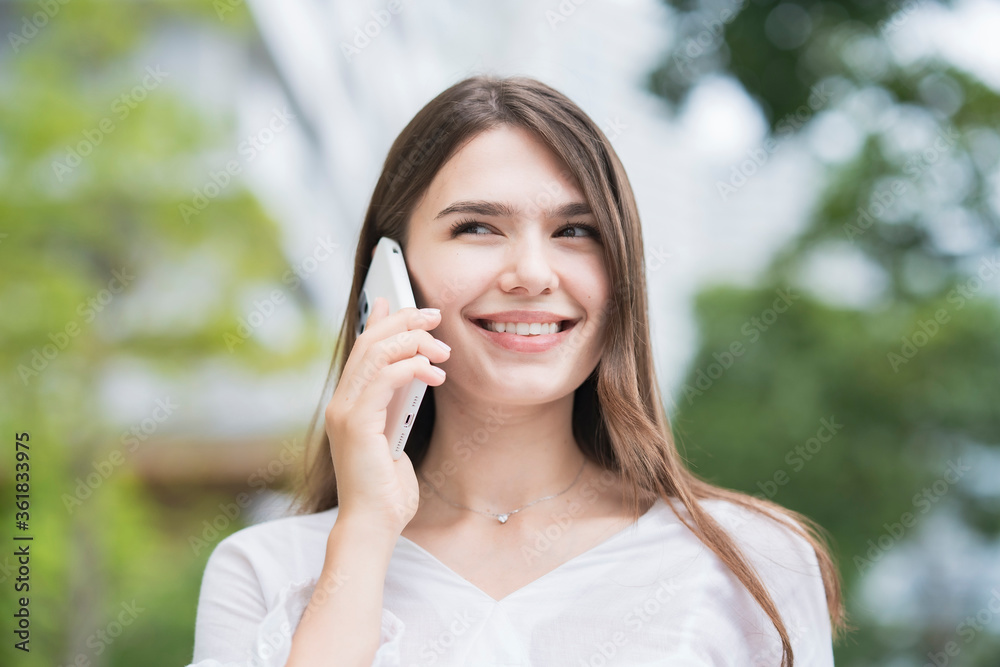 スマートフォンで通話する女性