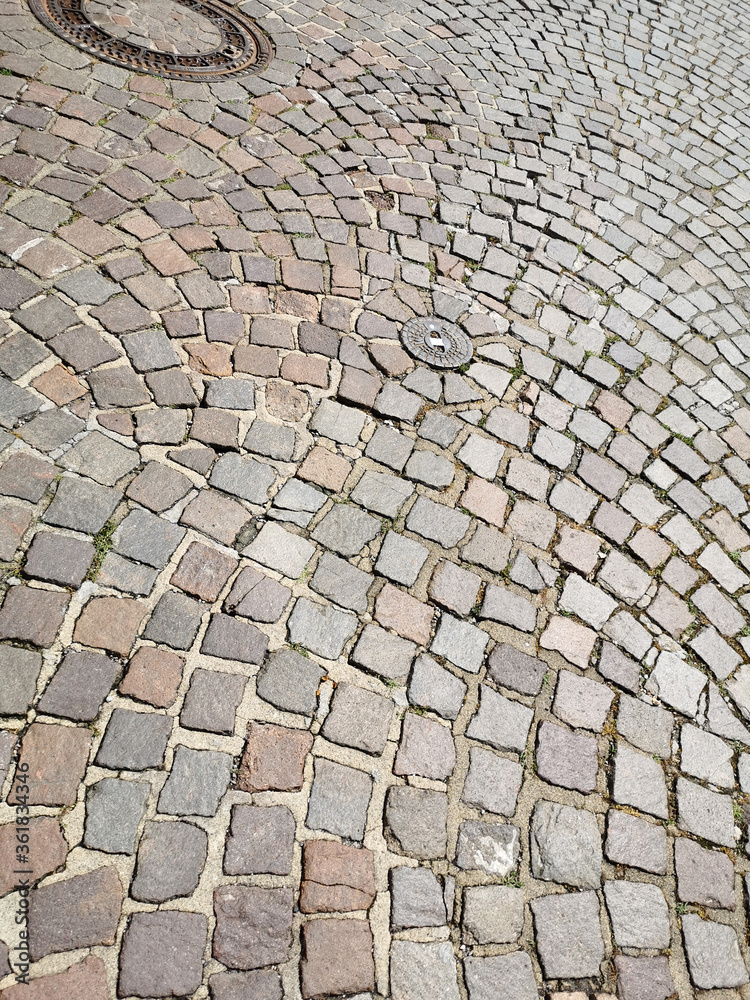 Kopfsteinpflaster mit Kanaldeckel und Hydrant Kopfsteinpflaster mit Kanaldeckel und Hydrant