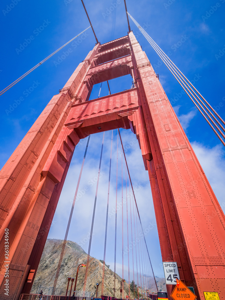 Obraz premium San Francisco - USA, Golden Gate Bridge in San Francisco bay, California. An icon of San Francisco, one of significant tourist attractions in the city