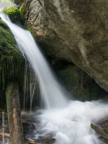 Fototapeta Naklejka Na Ścianę i Meble -  Ein kleiner idyllischer Wasserfall.