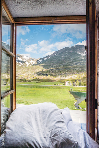 Bettw  sche zum ausl  ften vor dem Fenster  Hotel auf dem Simplon  Kanton Wallis  Schweiz