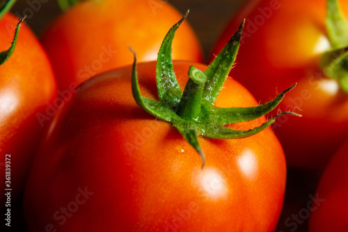 Close em porção de tomates maduros. photo