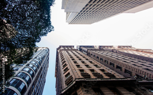 Olhando para cima entre os prédios no centro de São Paulo, Brasil. Detalhes arquitetônicos da paisagem urbana central paulistana.