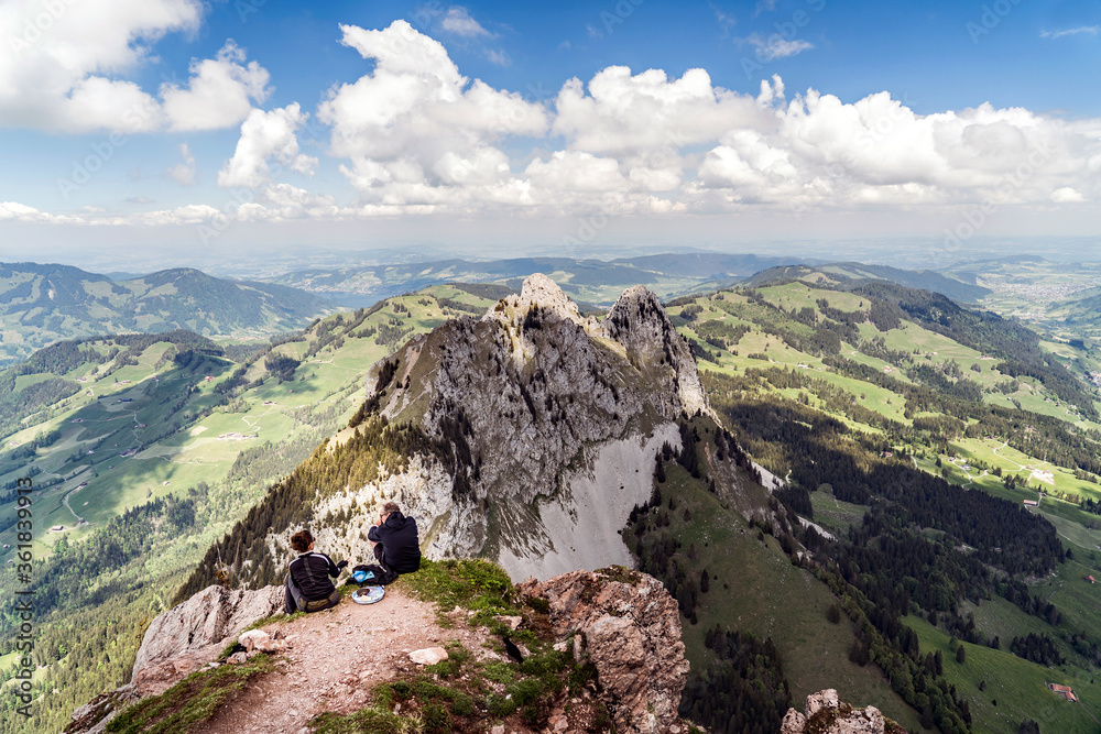 Mann und Frau beim Picknick auf dem Gipfel, Panorama, Aussicht vom grossen Mythen Richtung Nord-Osten, Kanton Schwyz, Schweiz
