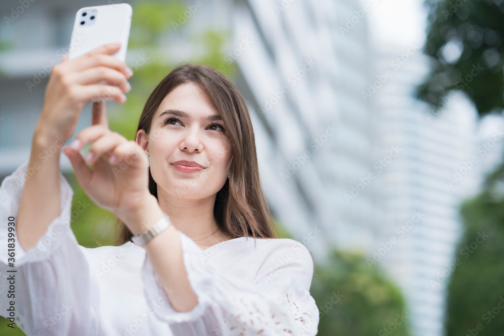 スマートフォンを操作する女性 スマートフォンを操作する女性