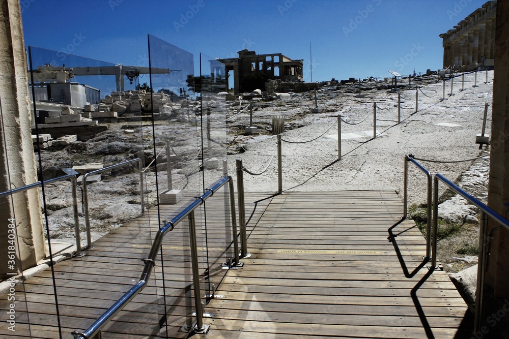 Obraz premium Greece, Athens, June 18 2020 - The archaeological site of the Acropolis, plexiglass separators at the entrance of Propylaea.