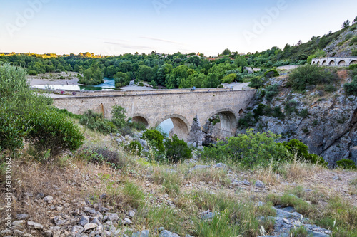 Vue du Pont du Diable depuis les hauteurs des gorges de l'Hérault (Occitanie, France) photo