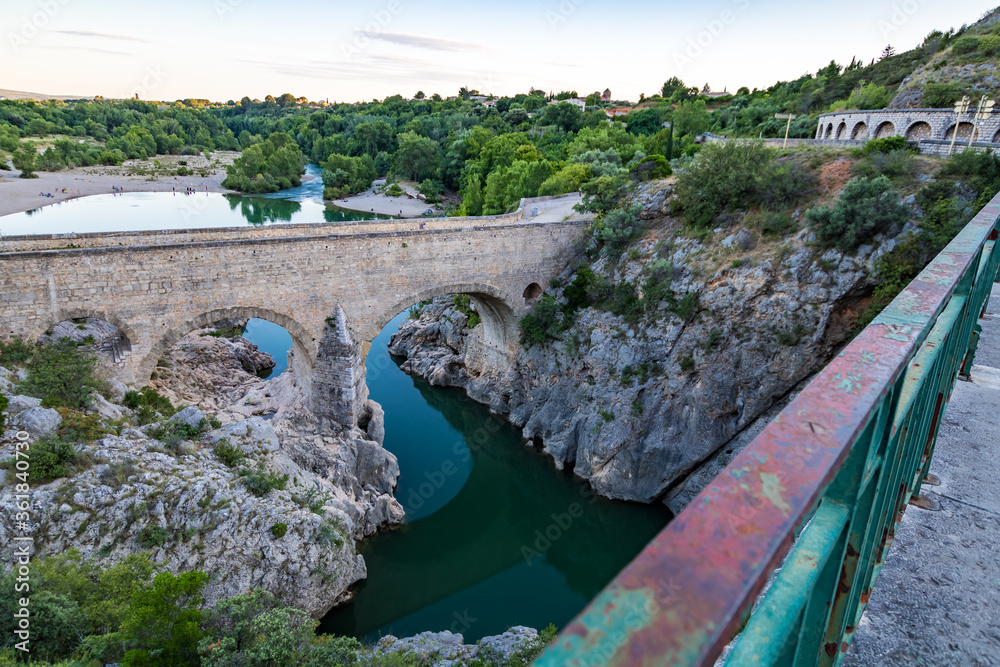 Vue du Pont du Diable depuis le pont moderne qui le surplombe (Occitanie, France)