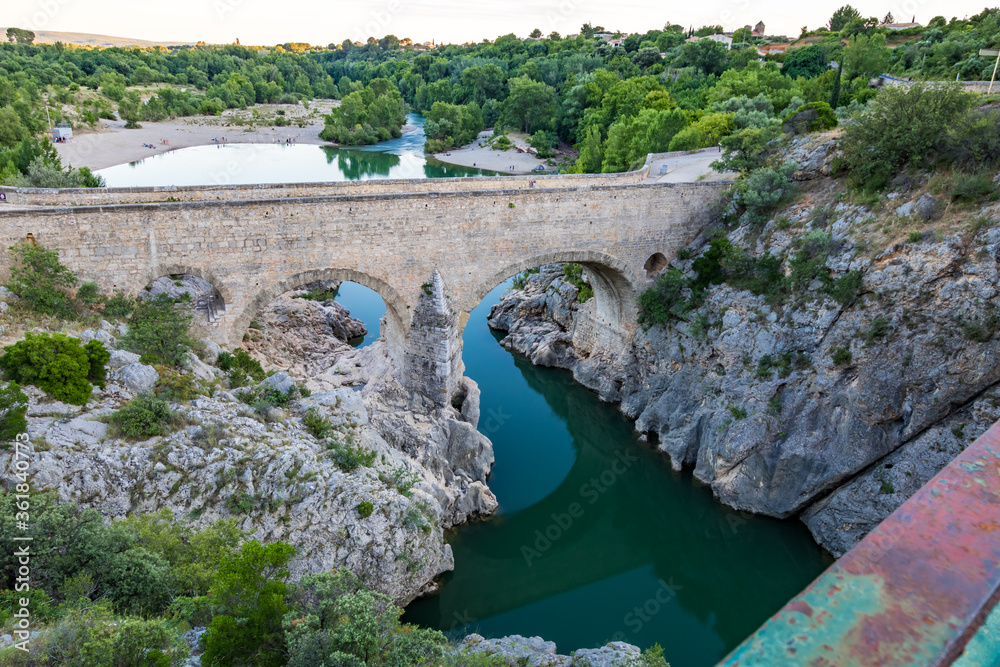Vue du Pont du Diable depuis le pont moderne qui le surplombe (Occitanie, France)