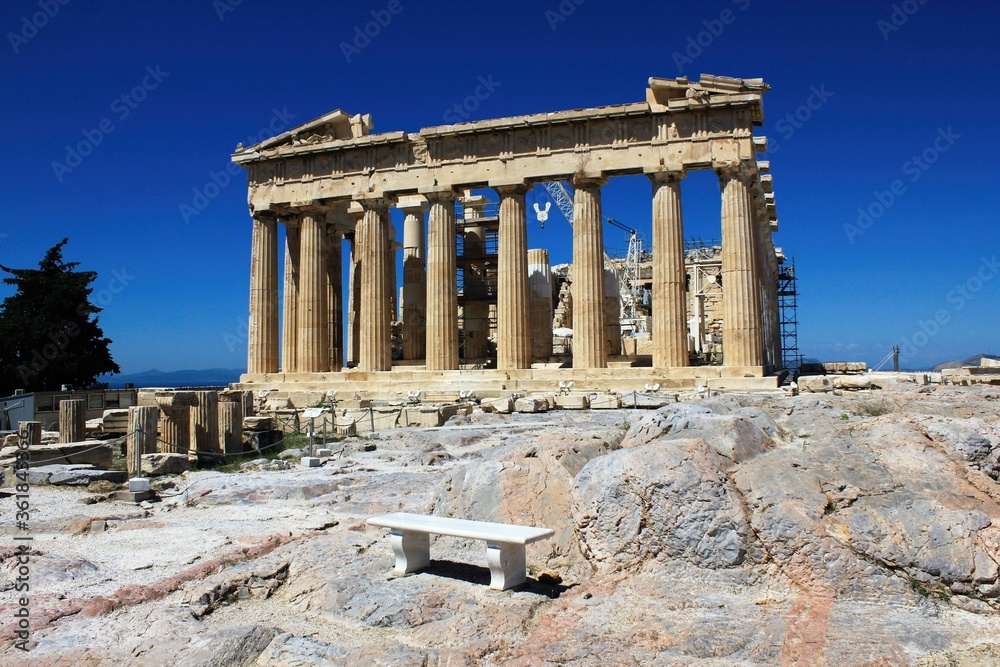 Obraz premium Greece, Athens, June 18 2020 - View of the archaeological site of the Acropolis with Parthenon temple in the background.