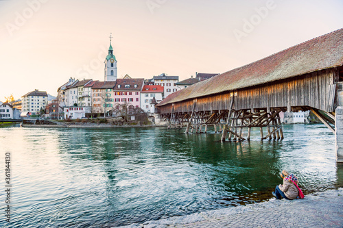 Die Stadt Olten bei Sonnenuntergang mit der alter Holzbrücke über den Fluss Aare, Kanton Solothurn,  Schweiz