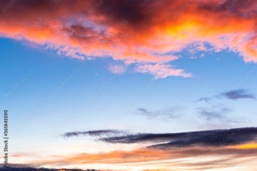 Schöner Wolkenhimmel am Abend, Naturschauspiel