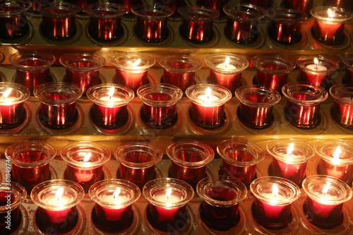 velas encendidas en una iglesia cristiana de París