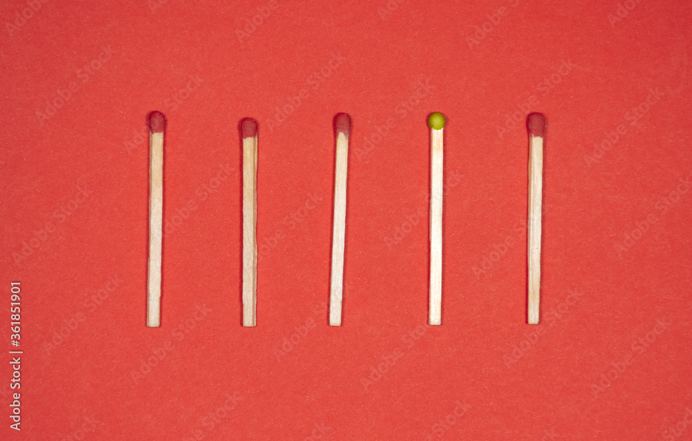 Concepto de elección de ofertas a partir de cerillas de colores Concepto de elección de ofertas a partir de cerillas de colores