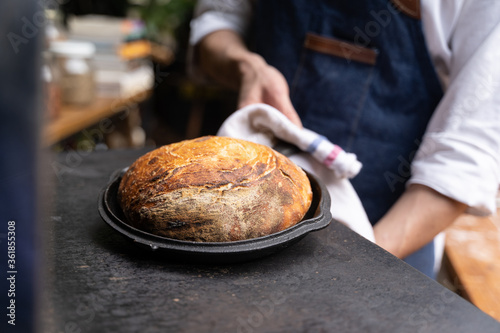 Persona sacado del horno pan casero