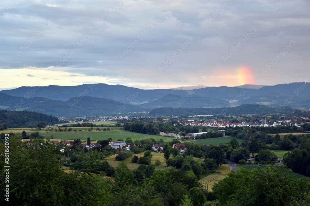 Regenbogen über einer Frühlingslandschaft bei Emmendingen