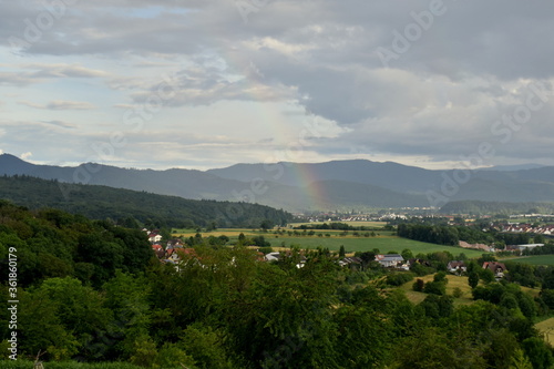 Regenbogen über einer Frühlingslandschaft bei Emmendingen