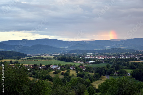 Regenbogen über einer Frühlingslandschaft bei Emmendingen