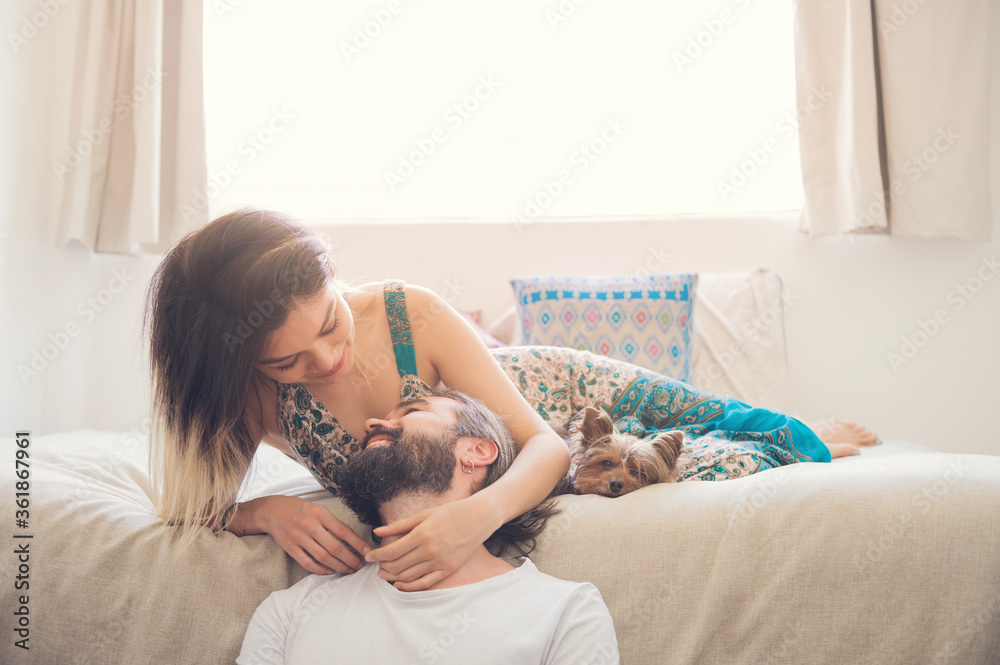 Couple in love laughing in their room - obrazy, fototapety, plakaty 