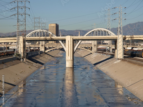 Bild auf Leinwand View of the Los Angeles river and old 6th street bridge in Southern California
