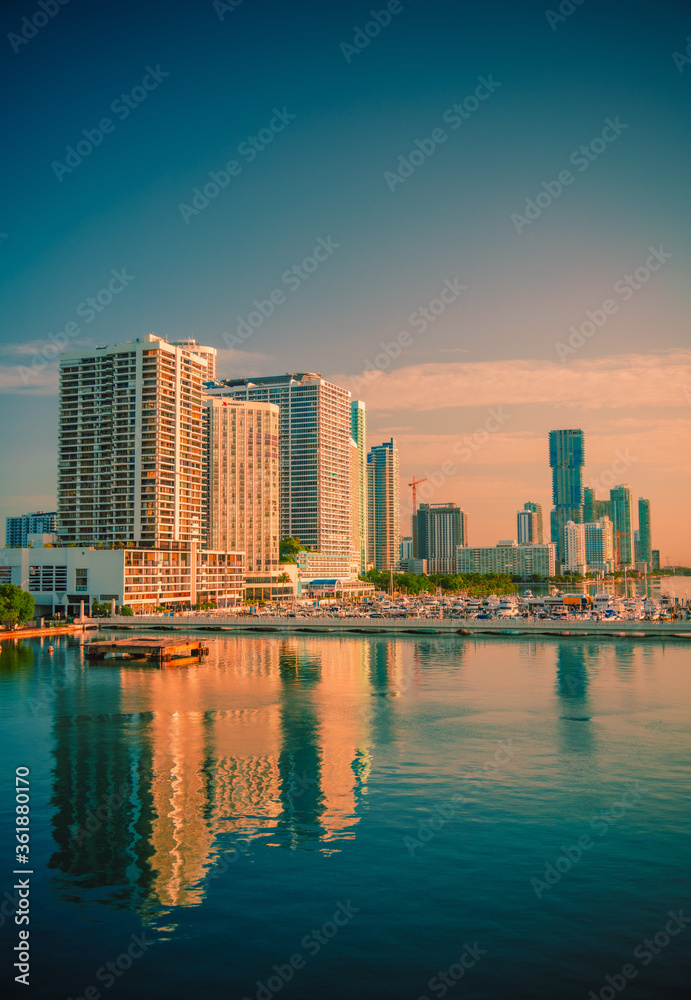 Obraz premium reflection miami city skyline at sunrise night buildings Downtown 