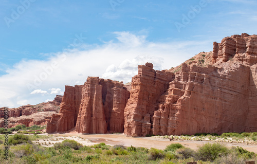 Formaciones rocosas coloradas erosionadas por el viento en un lugar arido