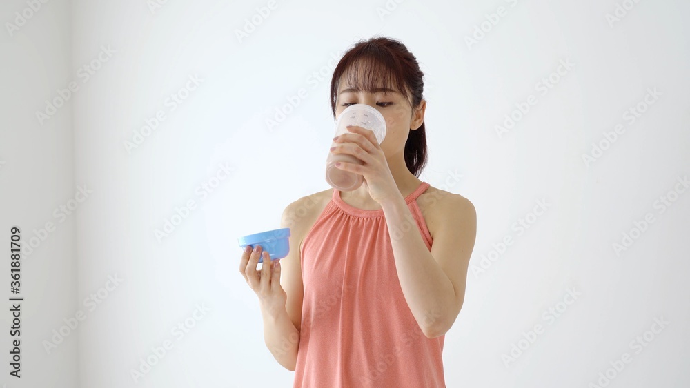 プロテインを飲む女性 プロテインを飲む女性