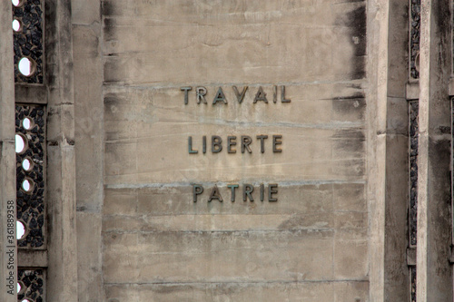 Fototapeta Naklejka Na Ścianę i Meble -  Inscriptions sur le monument de l'indépendance, Lomé, Togo