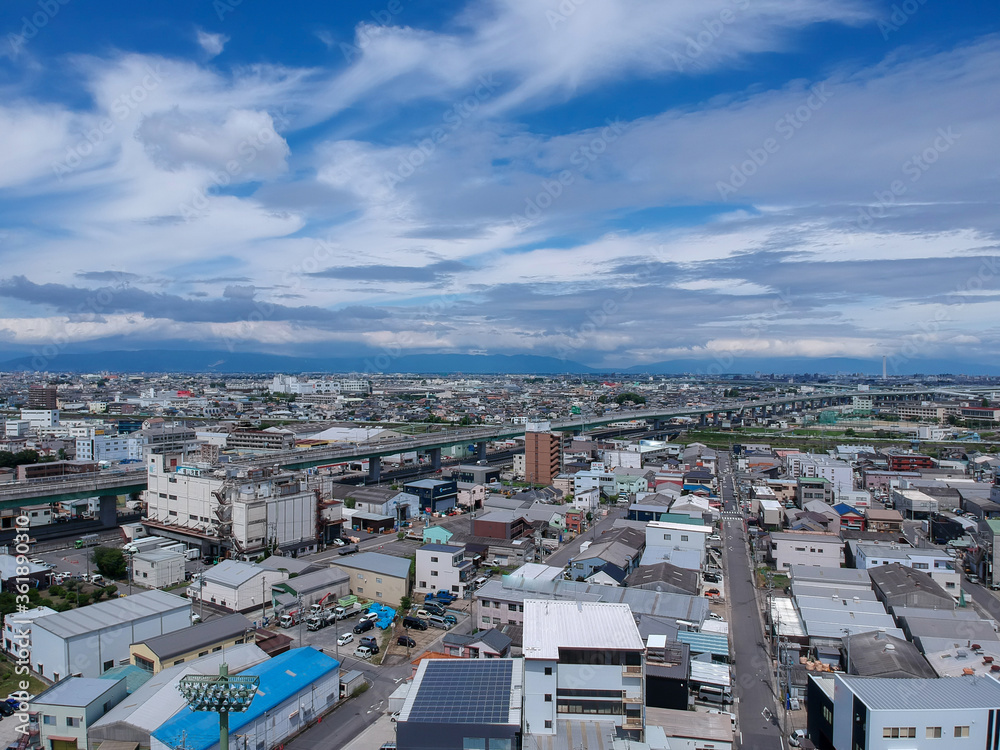 航空撮影した日本の街と道路の風景