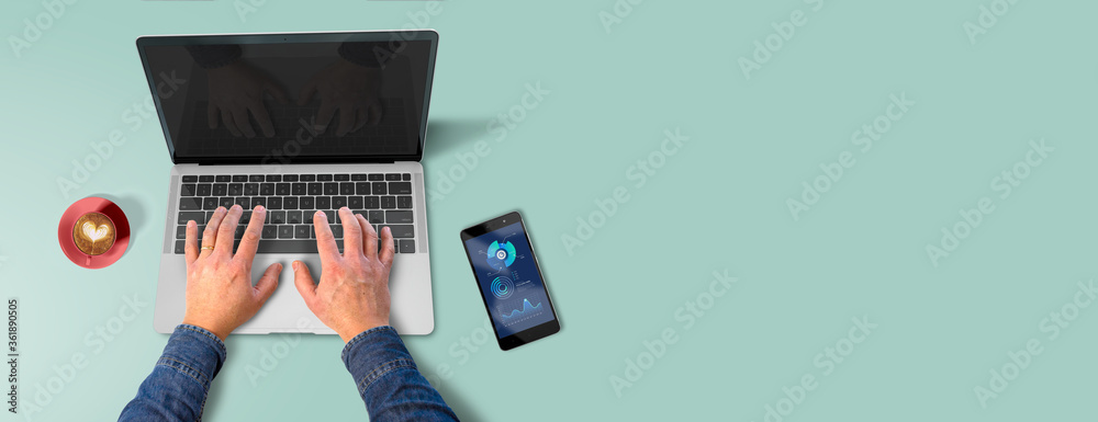 computador de escritorio manejado por manos de un hombre. Concepto de tele trabajo