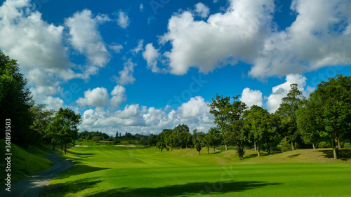 雲と青空とゴルフコース