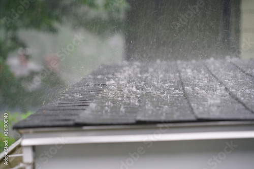 Konstfotografi close up on storm rain on the roof