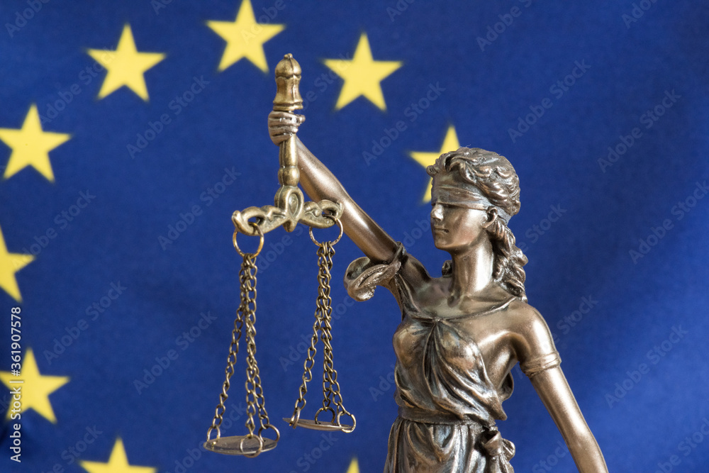 Fototapeta premium Flagge der EU und Justizia Statue