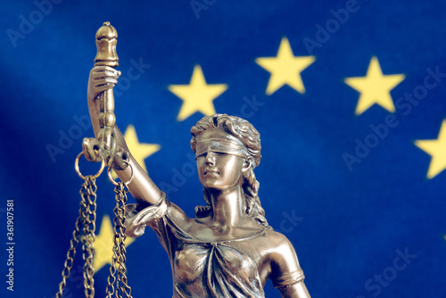 Flagge der Europäischen Union und Statue Justitia