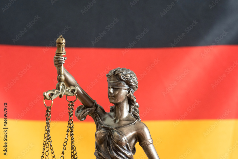 Obraz premium Justitia und Flagge von Deutschland