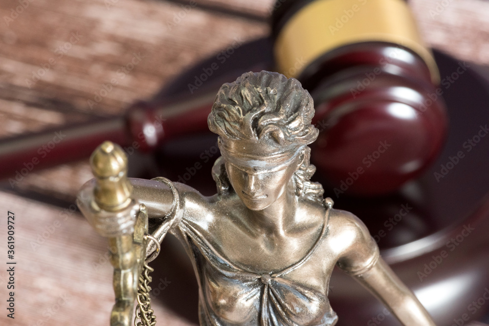 Fototapeta premium Statue der Justitia und Richterhammer