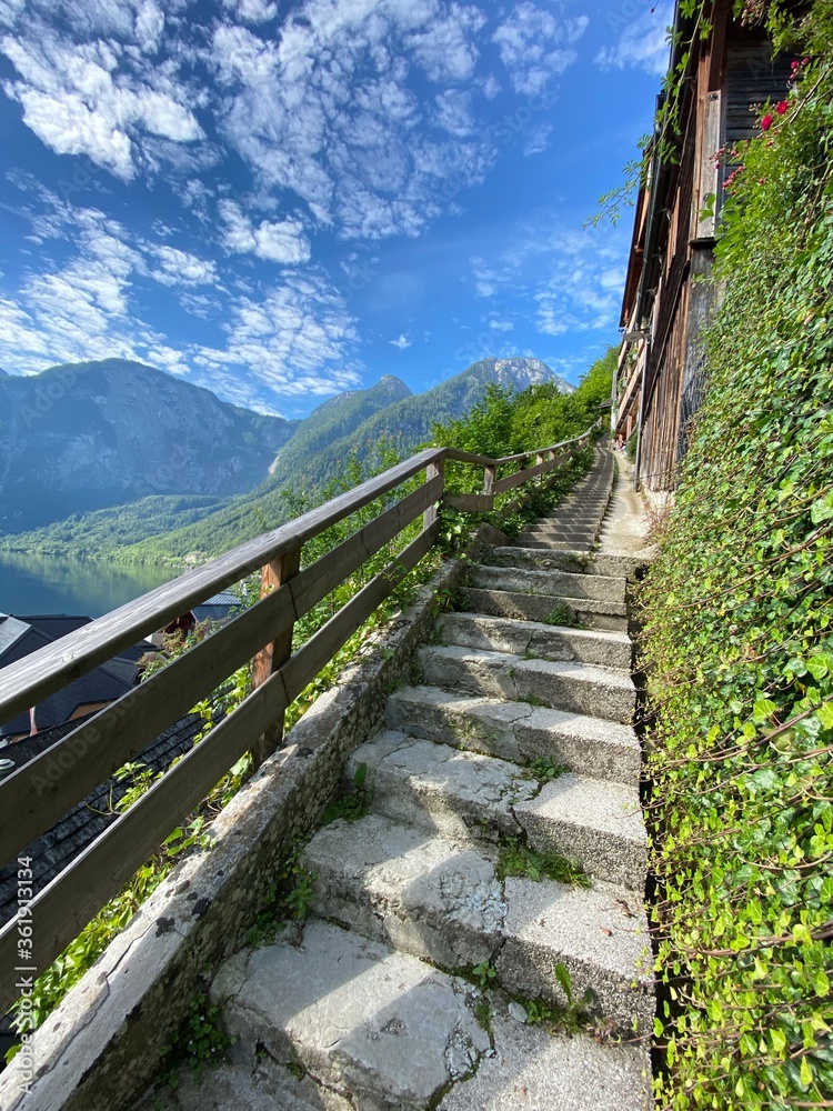 Treppe auf einem Wanderweg in Hallstadt Dorf in Österreich