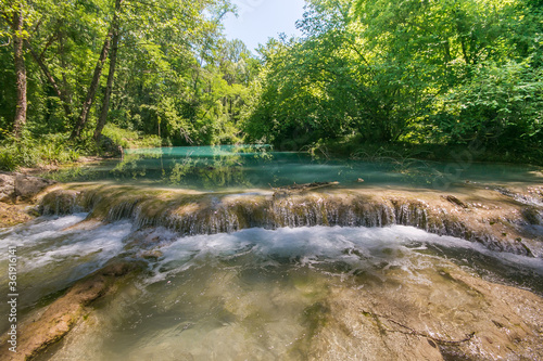 Fotografia View of little waterfalls in the fluvial park of colle di val d'Elsa siena Tusca