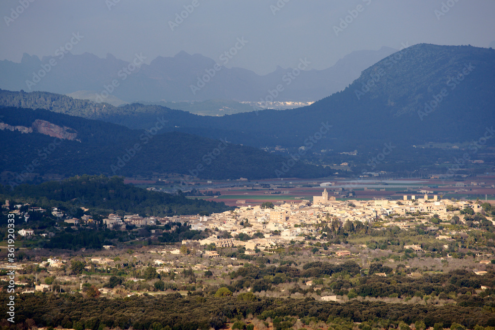Buger con las montañas de Formentor al fondo.Comarca de Raiguer.Mallorca.Islas Baleares. España.
