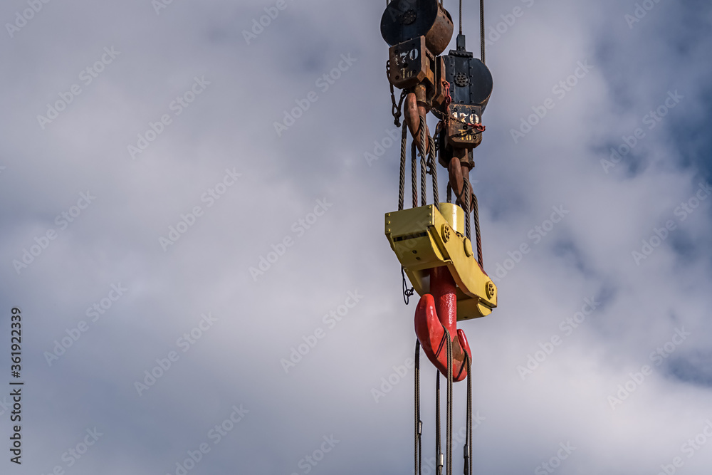 Kranhaken vor wolkigem Himmel Kranhaken vor wolkigem Himmel
