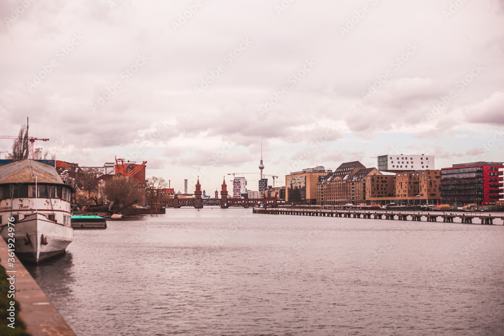 Naklejka premium Berlino aspetta la tempesta.