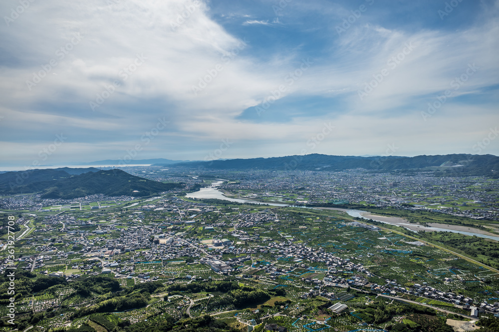 紀の川市の百合山上空をフライトするパラグライダーから和歌山湾を望む　6月　梅雨晴れ