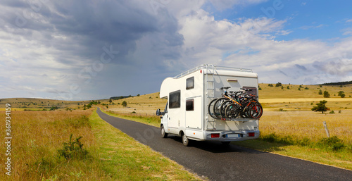 Foto family vacation travel-holiday trip in motorhome
