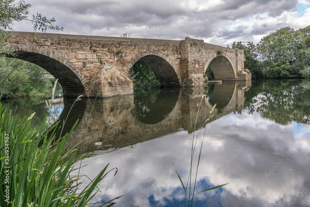 Fototapeta premium The bridge of la vizana is of Roman origin and is the limit between the provinces of Zamora and León (Spain)