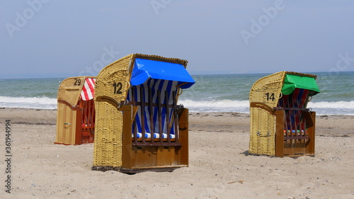 leere Strandkörbe warten auf Urlauber an einem feinen Sandstrand, Ostsee, Deutschland © turtles2