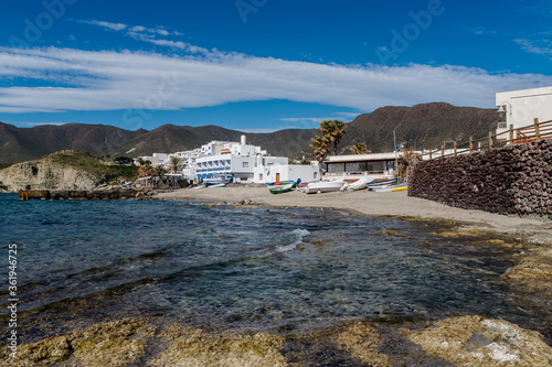 Vista de La Isleta del Moro con sus barquitas de pesca en la playa y sus típicas edificios blancos del pueblo en el Parque Natural del Cabo de Gata-Níjar, provincia de Almería, Andalucía, España